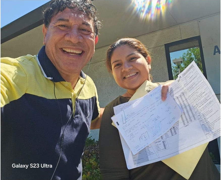 student smiling with instuctor when passed her 4hours-behind the wheel course